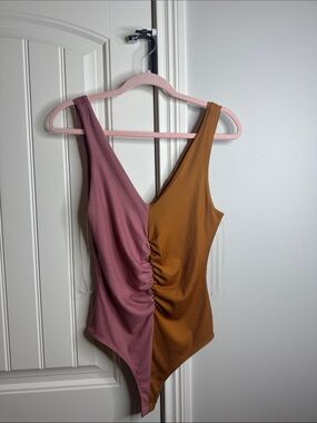 Colorblock Ruched V-Neck Bodysuit - Pink & Brown